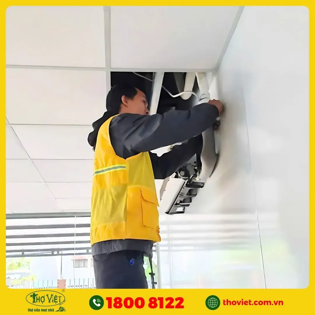 Kỹ thuật viên điện lạnh chuyên nghiệp hỗ trợ tháo máy lạnh vệ sinh, đảm bảo an toàn