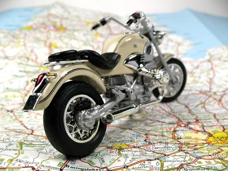 Người lái xe máy đang sử dụng điện thoại gắn trên tay lái để theo dõi Google Maps, cho thấy cách sử dụng Google Map cho xe máy hiệu quả.