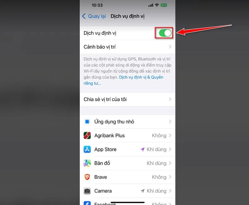 Người dùng đang bật định vị GPS trên điện thoại, đây là bước quan trọng đầu tiên để sử dụng Google Map cho xe máy hiệu quả.