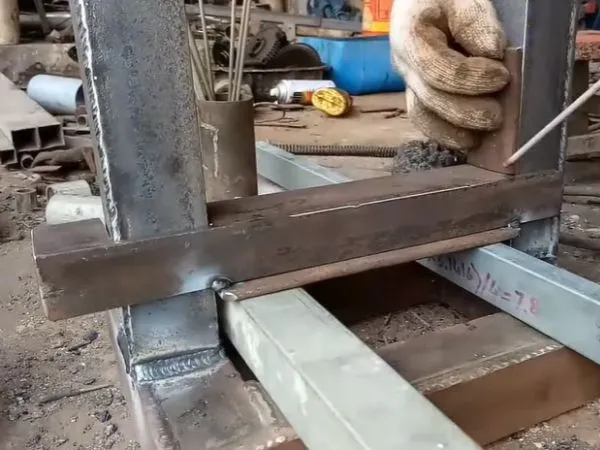 Hàn 2 tấm thép vào 2 bên sát mặt trong của khung máy