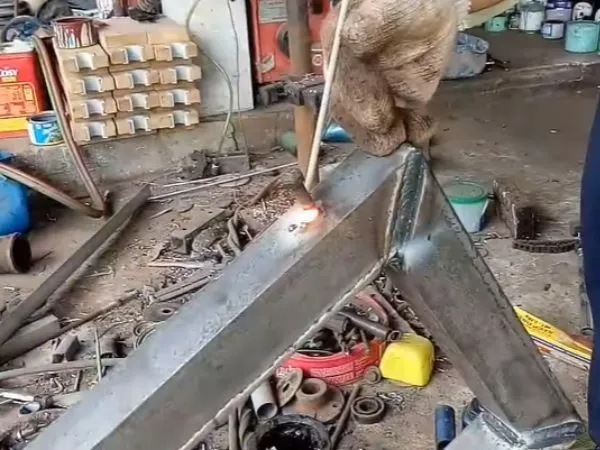 Hàn móc treo lò xo vào 2 bên khung trên của thân máy