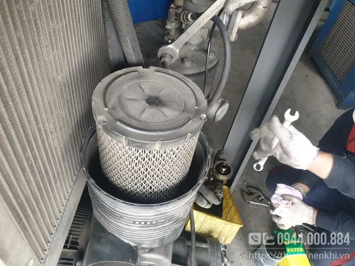 Kiểm tra bộ lọc khí trong quy trình bảo dưỡng máy nén khí trục vít