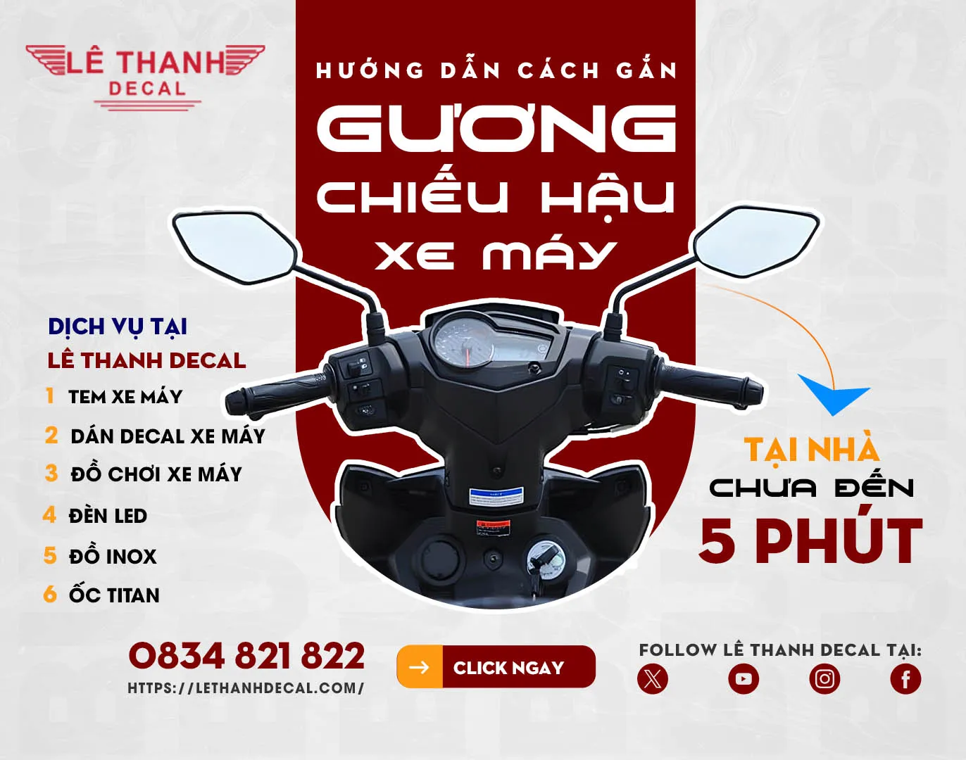 Người thợ đang lắp gương xe máy Vision mới vào vị trí tay lái