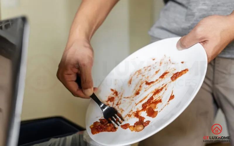 Chuẩn bị chén đĩa trước khi cho vào máy rửa bát