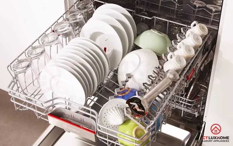 Xếp chén đĩa vào máy rửa bát Bosch Serie 2