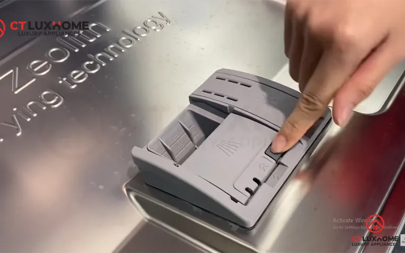 Thêm chất tẩy rửa vào máy rửa bát Bosch Serie 2