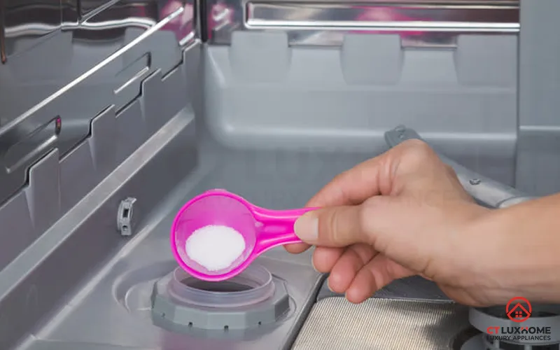 Thêm chất trợ xả vào máy rửa bát