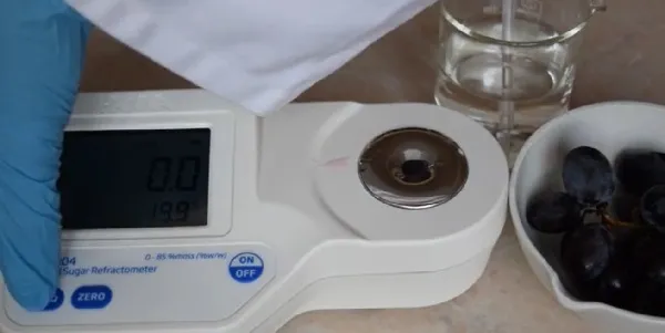 Thao tác đơn giản với máy đo độ ngọt điện tử, minh họa cách sử dụng máy đo độ ngọt điện tử hiệu quả