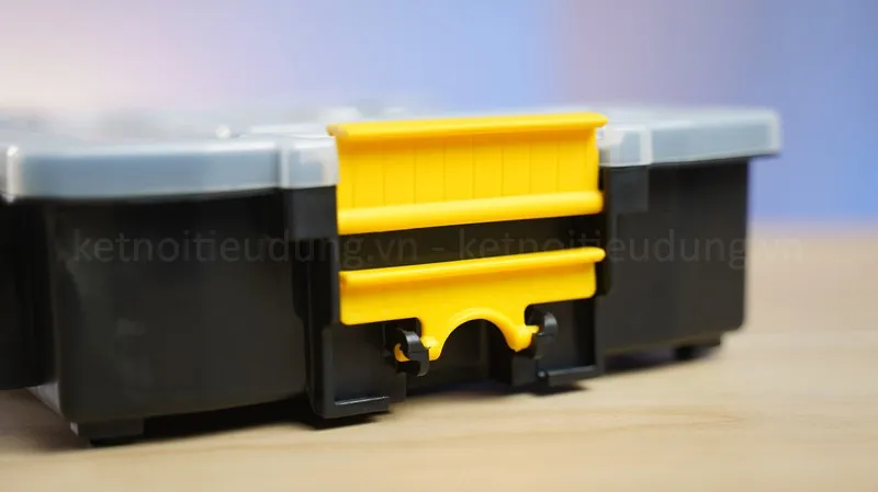nắp hộp nhựa đựng ốc vít Stanley STST14021-8 với chốt khóa an toàn