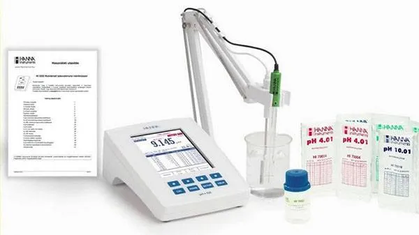 Chuyên viên thực hiện đo pH bằng máy đo pH để bàn HI5222-02, thể hiện các bước trong cách sử dụng máy đo pH để bàn