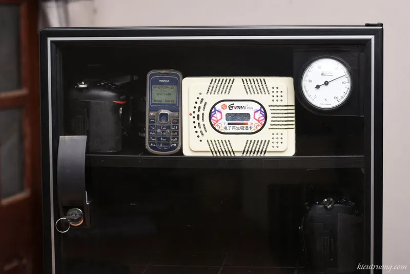 Kiểm tra độ ẩm lý tưởng 40-50% sau khi sử dụng máy hút ẩm máy ảnh