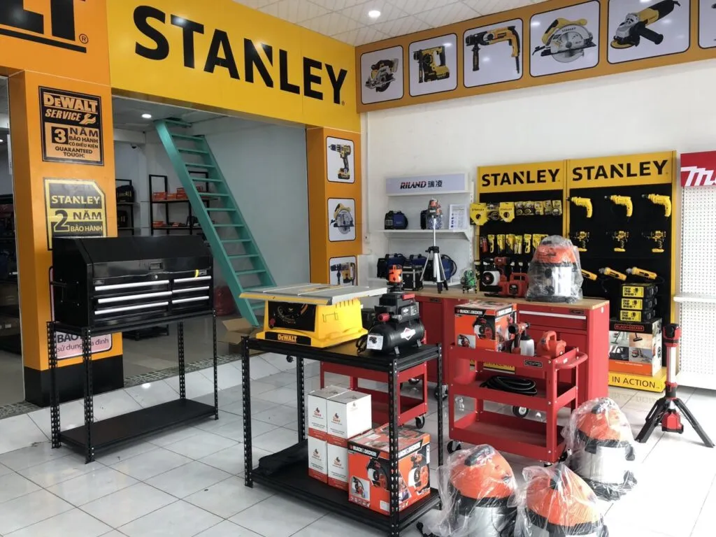 Hình ảnh trưng bày đa dạng máy rửa xe áp lực cao tại cửa hàng, giúp người dùng dễ dàng lựa chọn sản phẩm phù hợp để áp dụng các mẹo cách sử dụng máy rửa xe áp lực cao