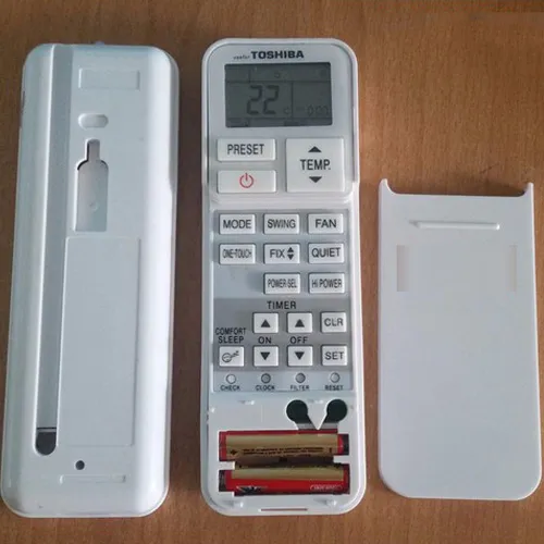 Khay đựng pin remote máy lạnh Toshiba sau khi mở nắp