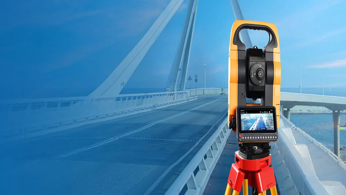 Kỹ thuật viên đang thực hiện cách sử dụng máy toàn đạc điện tử tại công trường xây dựng