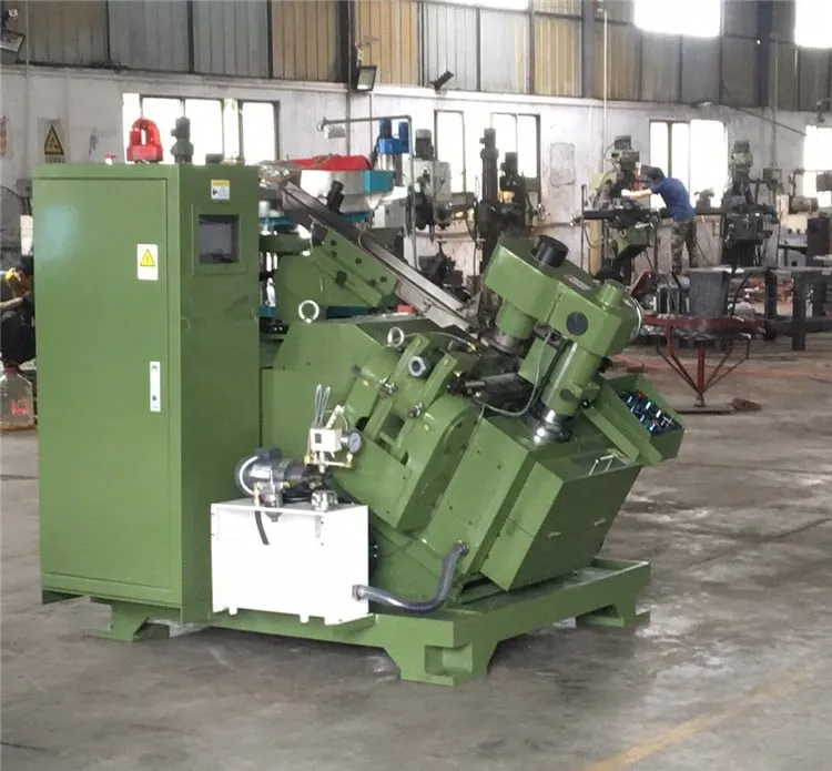 Cận cảnh quá trình tạo hình đầu vít tự khoan trên máy chuyên dụng, một bước thiết yếu trong sản xuất vít bắn tôn.