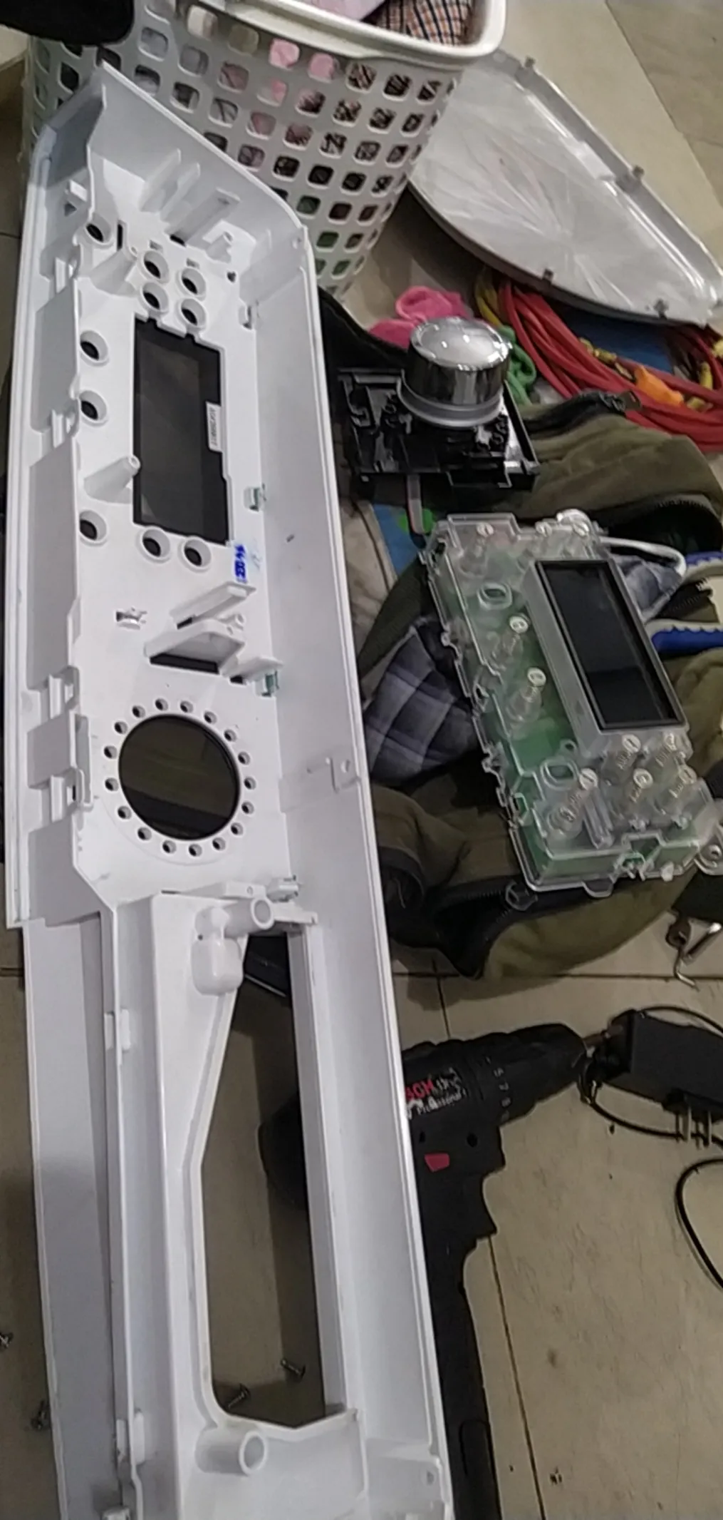 Kỹ thuật viên đang hướng dẫn cách tháo hộp số máy giặt Sanyo