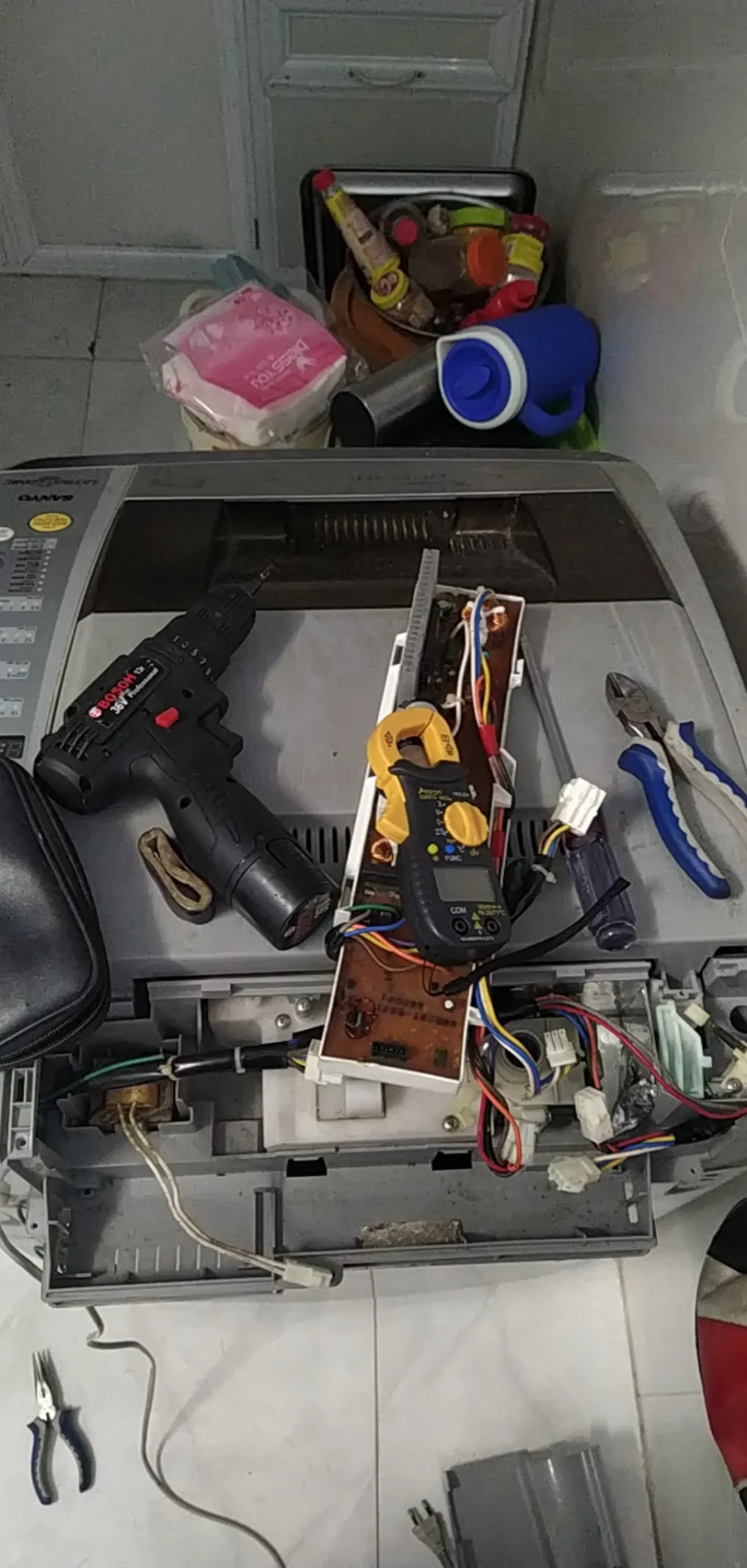 Tháo rời mâm giặt để tiếp cận hộp số máy giặt Sanyo