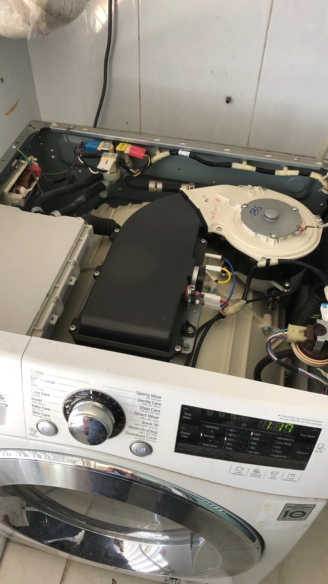 Tháo ốc vít cố định hộp số máy giặt Sanyo một cách cẩn thận