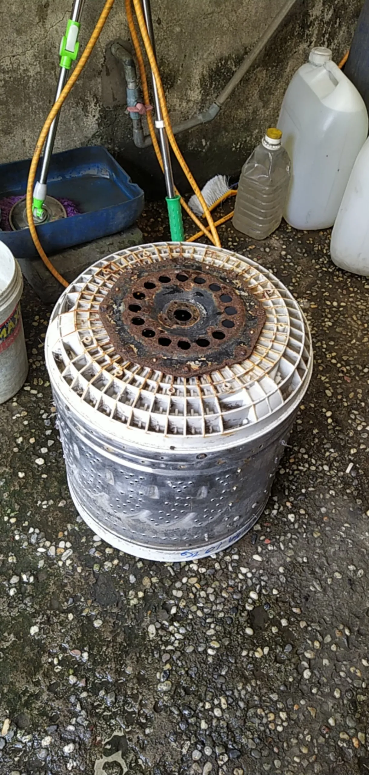 Các linh kiện hộp số máy giặt Sanyo được tháo ra để thay thế