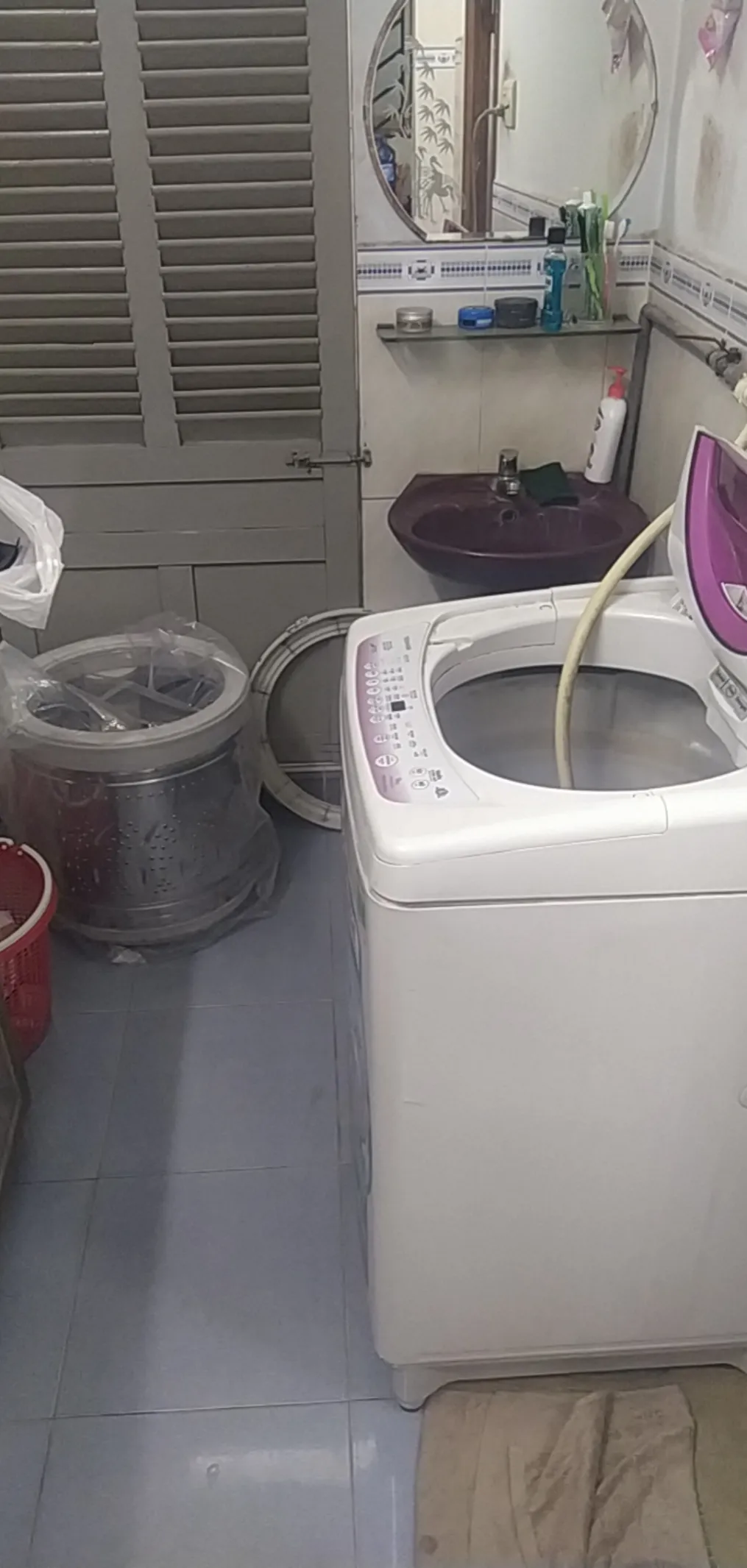 Vệ sinh sạch sẽ khu vực hộp số máy giặt Sanyo sau khi tháo