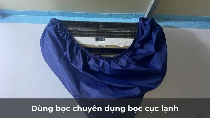 Sử dụng túi chuyên dụng để bọc kín cục lạnh máy lạnh Toshiba, ngăn nước văng ra trong quá trình vệ sinh