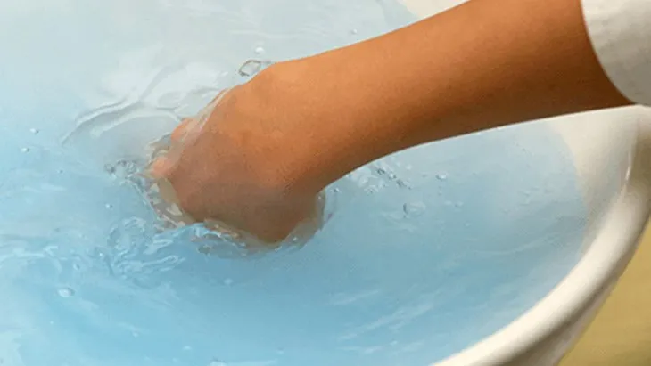 Phương pháp hòa tan nước xả vải thủ công với nước cho máy giặt đời cũ không có ngăn chứa, tối ưu hiệu quả cách sử dụng nước xả cho máy giặt