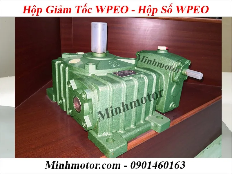 Hộp giảm tốc trục vít bánh vít 2 cấp WPEO với trục ra ngửa lên, thân máy màu xanh dương chắc chắn, tối ưu cho truyền động dọc