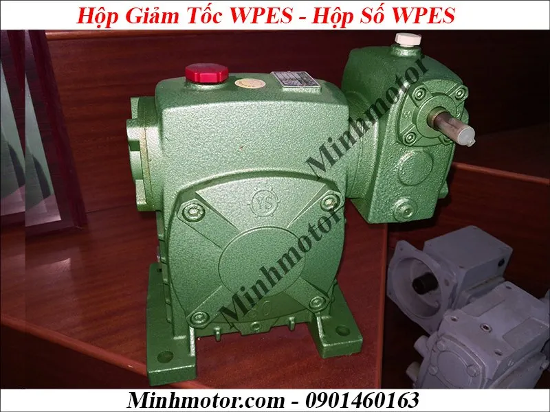 Hộp giảm tốc trục vít bánh vít 2 cấp WPES màu xanh, có trục vào nằm phía trên, thích hợp cho việc lắp đặt trên cao hoặc trong không gian hẹp