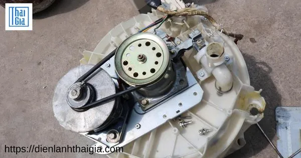 Hộp số máy giặt Sanyo bị hư hỏng cần tháo để sửa chữa