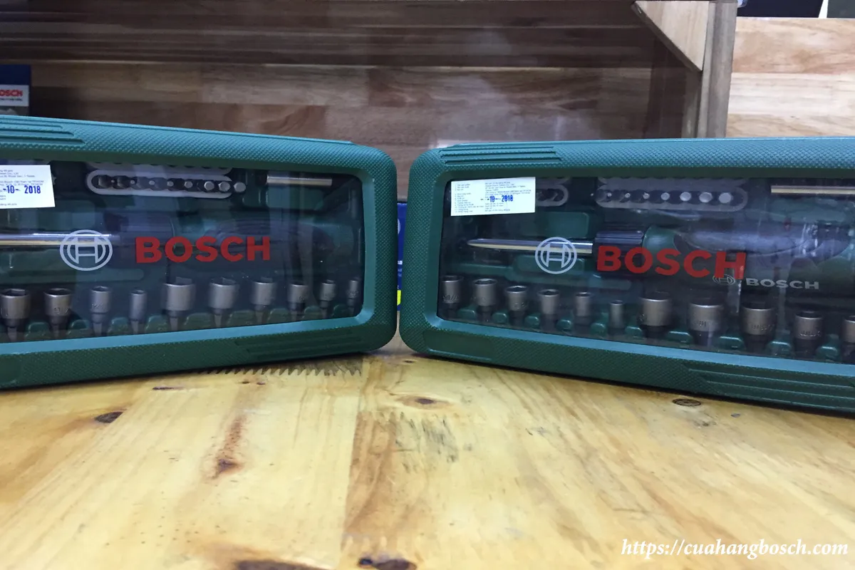 Hộp đựng của bộ vặn vít đa năng Bosch, cho thấy cách sắp xếp khoa học các chi tiết, tối ưu hóa không gian