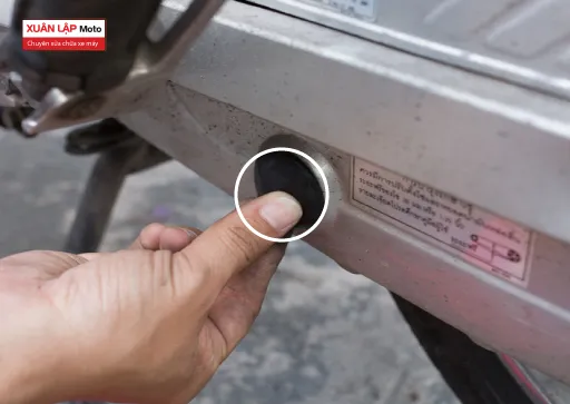 Kiểm tra nắp hộp xích xe máy để tra dầu dễ dàng