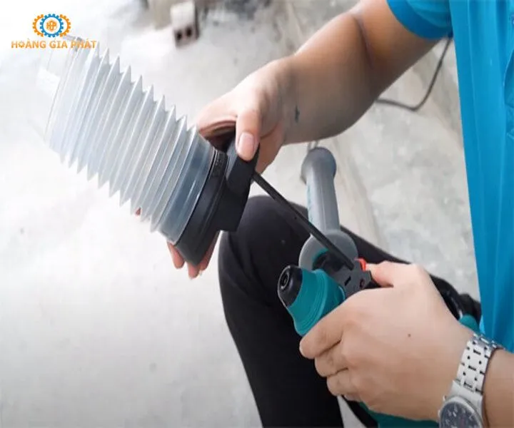 Hứng bụi khi khoan tường bằng dụng cụ chuyên dụng