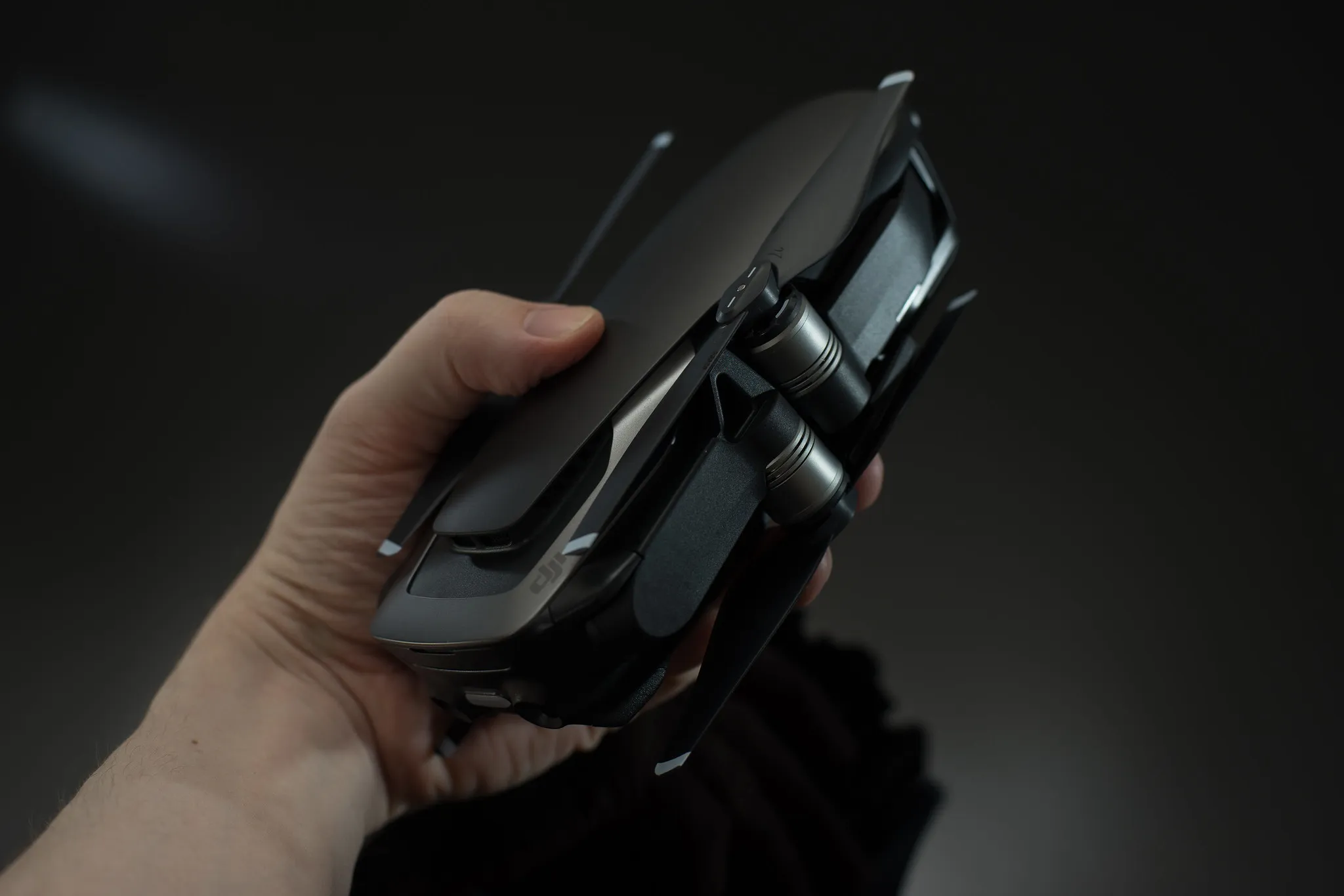 Một người điều khiển đang làm quen với các bộ phận của máy bay drone, chuẩn bị cho chuyến bay đầu tiên.