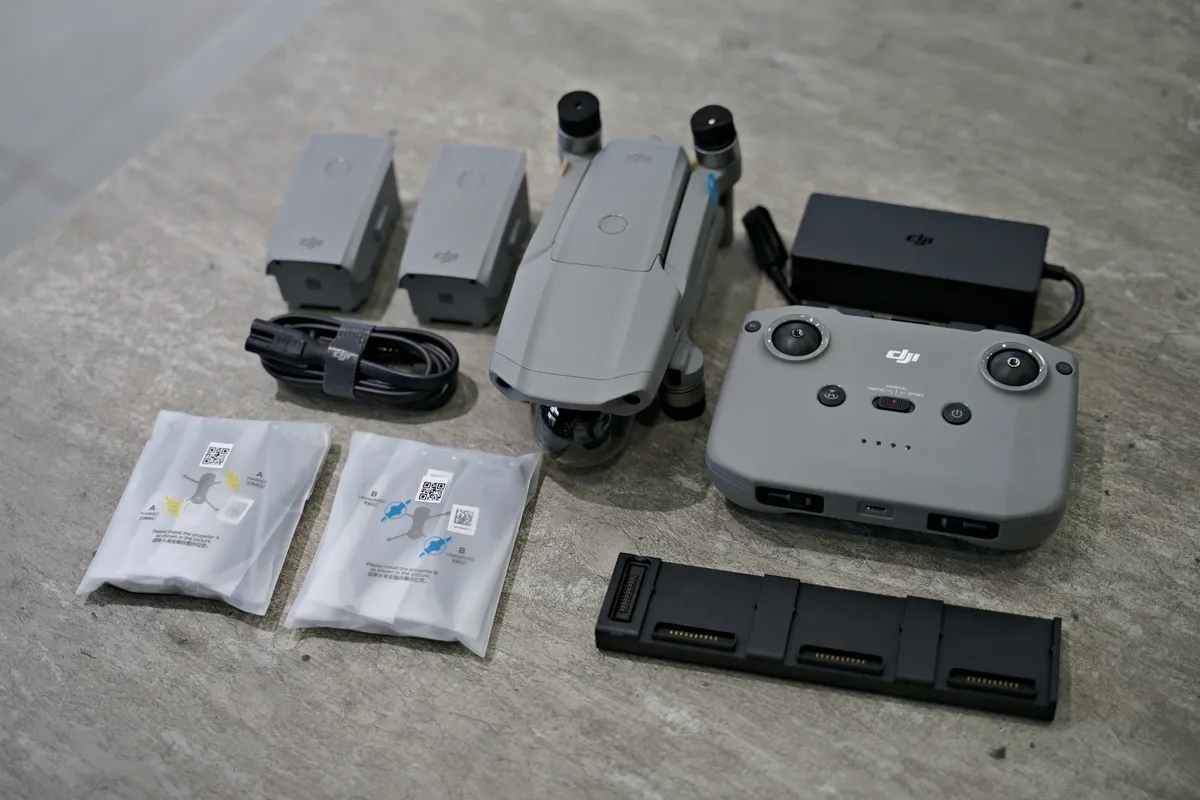 Tìm hiểu các tính năng và nút điều khiển trên thân máy bay drone để sử dụng hiệu quả.