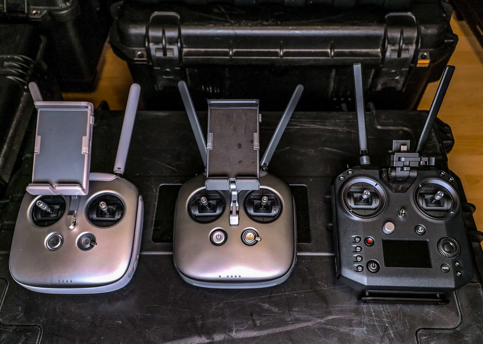 Tổng quan về bộ điều khiển máy bay drone với các cần điều hướng và nút chức năng.