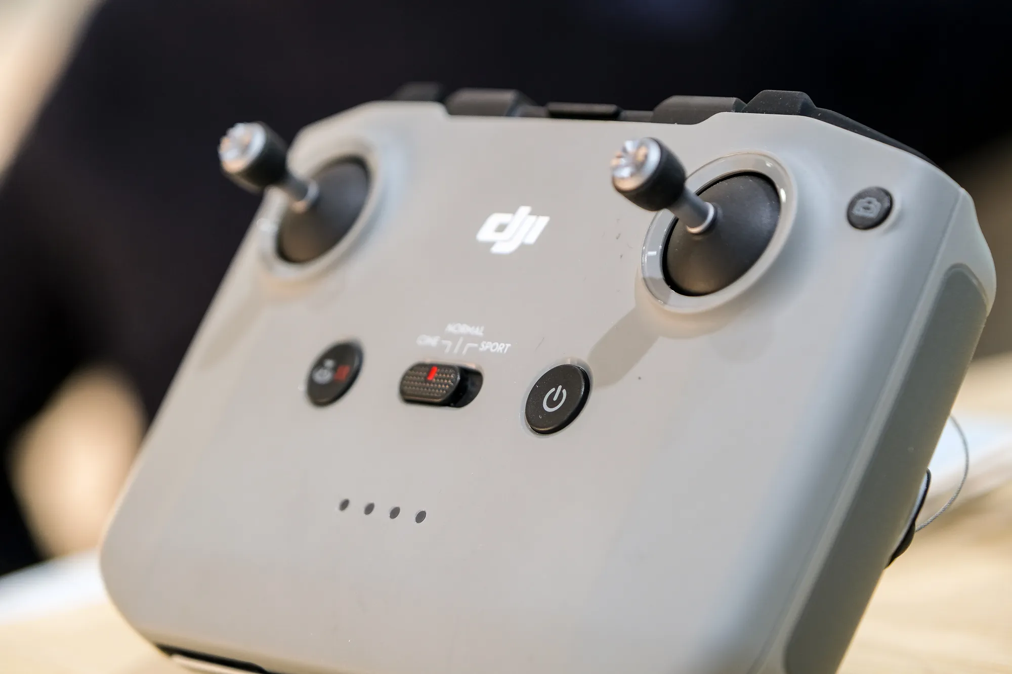 Hướng dẫn chi tiết chức năng của cần điều khiển bên phải trên máy bay drone.