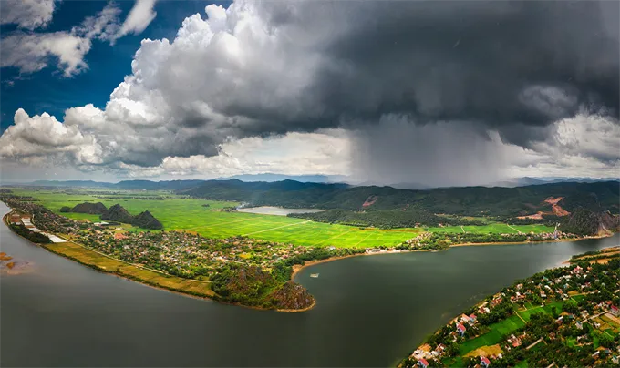 Biểu tượng thời tiết cảnh báo về gió và mưa, yếu tố quan trọng khi điều khiển máy bay drone.