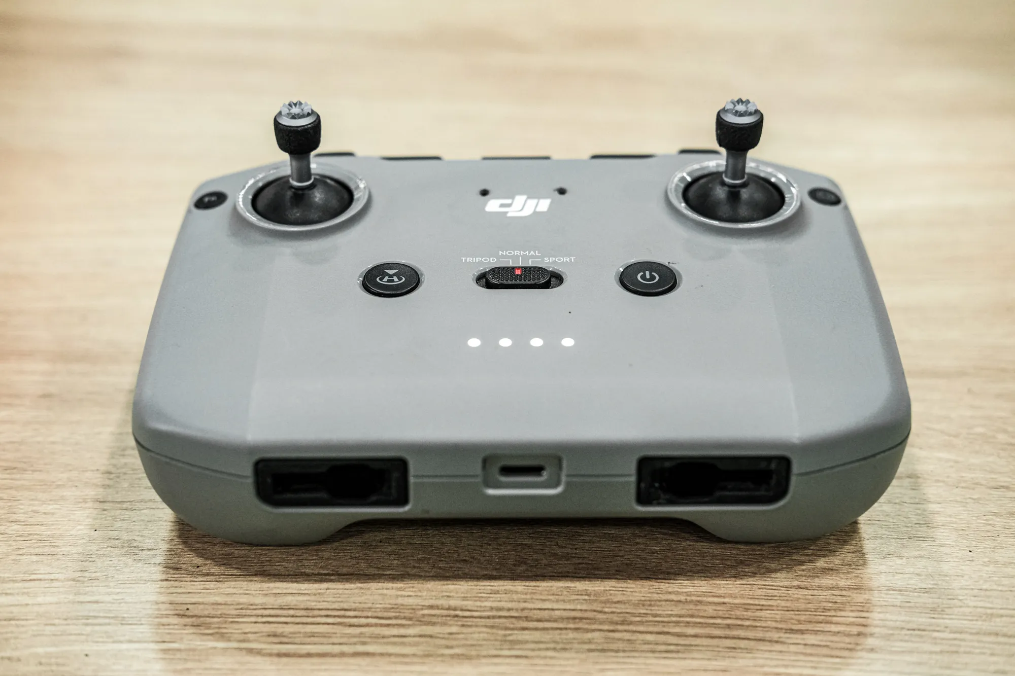 Thao tác lắp cần điều khiển và khởi động tay cầm của máy bay drone.