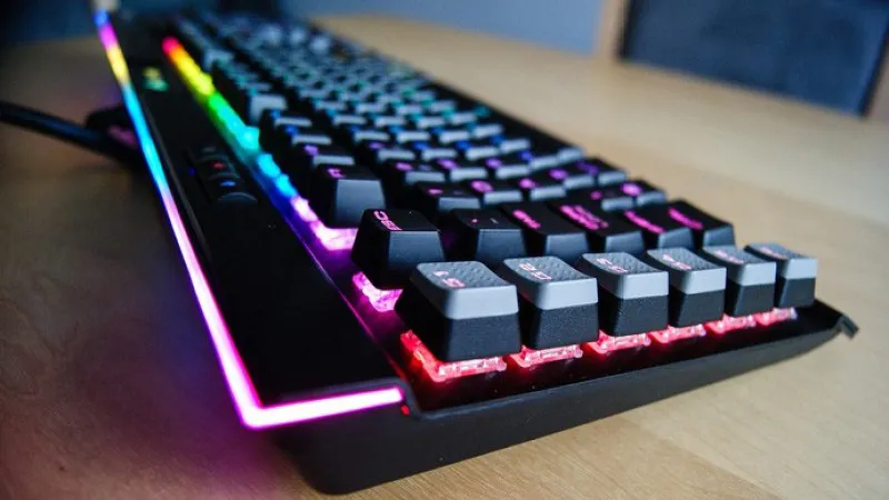 Bàn phím cơ sử dụng công tắc cơ học, tạo cảm giác gõ tốt và độ phản hồi cao, đồng thời hỗ trợ đèn nền