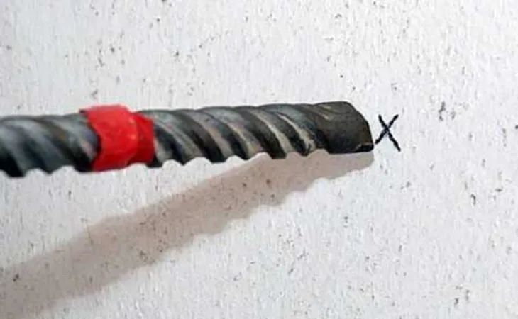 Đánh dấu vị trí khoanh trên tường tránh khoan lệch tâm