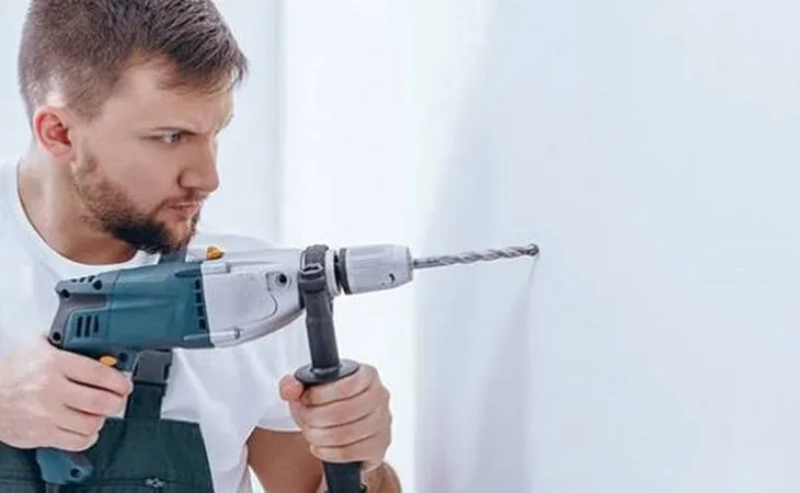 Tiến hành khoan thử để tạo độ ổn định cho mũi khoan