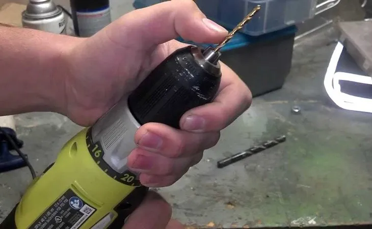 Mũi khoan sẽ ma sát với tường sinh ra nhiệt, dẫn đến nóng và dễ cháy