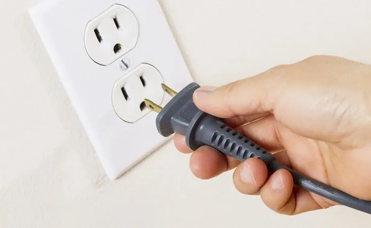 Cần rút phích cấm ra khỏi ổ nguồn trước khi di chuyển máy khoan