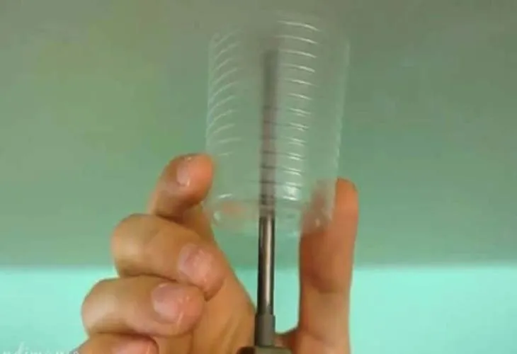 Sử dụng ly nhựa hoặc ly giấy luồn vào mũi khoan để hạn chế bụi