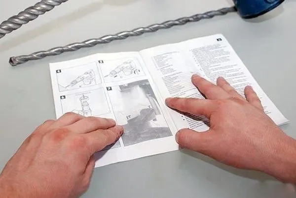 Đọc hướng dẫn sử dụng máy khoan, bước quan trọng trong cách khoan bê tông hiệu quả.