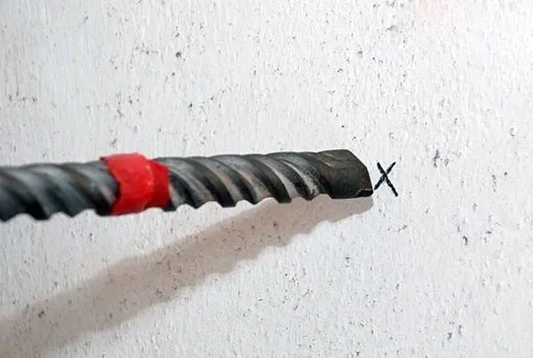 Đánh dấu chính xác vị trí cần khoan trên bề mặt bê tông, bước khởi đầu trong cách khoan bê tông.