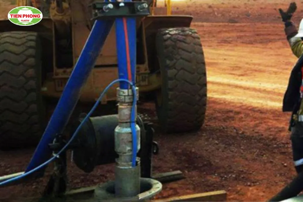 Kết nối động cơ và guồng bơm, bước đầu tiên trong cách lắp đặt bơm chìm giếng khoan