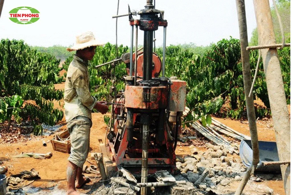 Hạ bơm chìm giếng khoan xuống giếng theo đúng kỹ thuật và an toàn