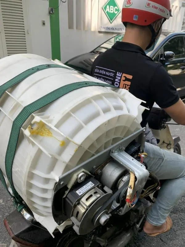 Kiểm tra toàn bộ các kết nối điện và nước sau khi hoàn tất lắp đặt máy giặt Toshiba