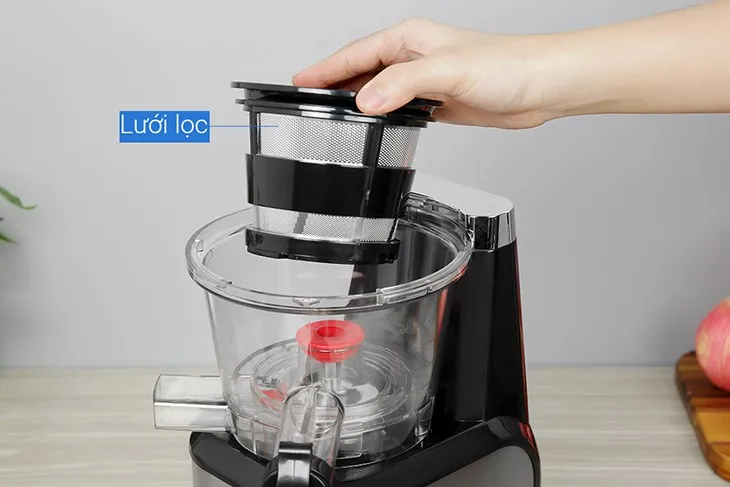 Đặt lưới lọc vào khay chứa máy ép chậm Elmich theo đúng dấu hiệu, cách lắp máy ép chậm Elmich